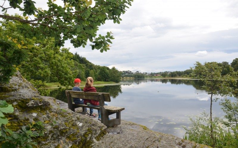 Nydelig pauseplass ved vatnet